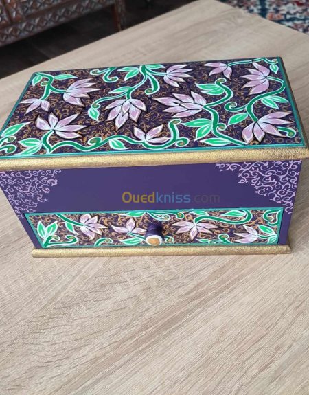 علبة مجوهرات وترتيب مواد الزينة